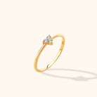 14K Guld Ring för Dam – Elegant Tunn Guldring med Tre Stenar i Delikat Klusterdesign - Noxlookjewelry