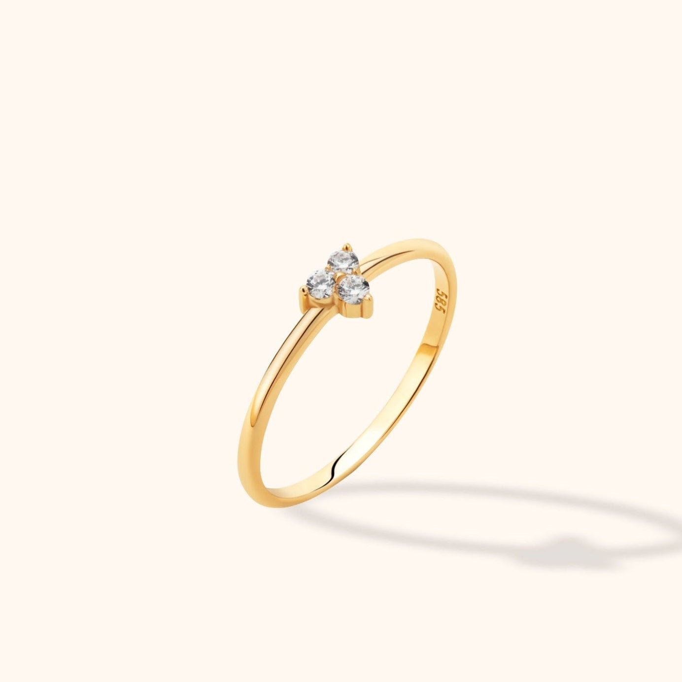 14K Guld Ring för Dam – Elegant Tunn Guldring med Tre Stenar i Delikat Klusterdesign - Noxlookjewelry
