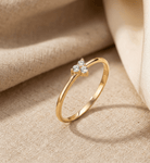 14K Guld Ring för Dam – Elegant Tunn Guldring med Tre Stenar i Delikat Klusterdesign - Noxlookjewelry