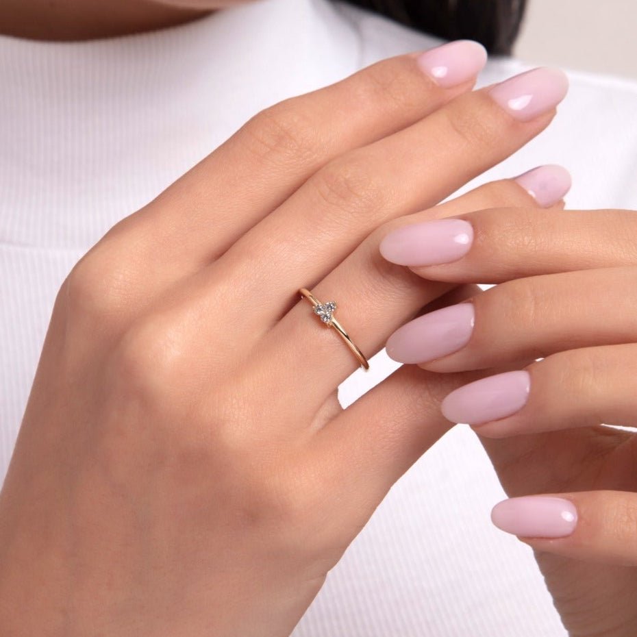 14K Guld Ring för Dam – Elegant Tunn Guldring med Tre Stenar i Delikat Klusterdesign - Noxlookjewelry