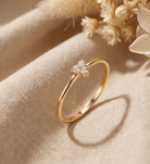 14K Guld Ring för Dam – Elegant Tunn Guldring med Tre Stenar i Delikat Klusterdesign - Noxlookjewelry
