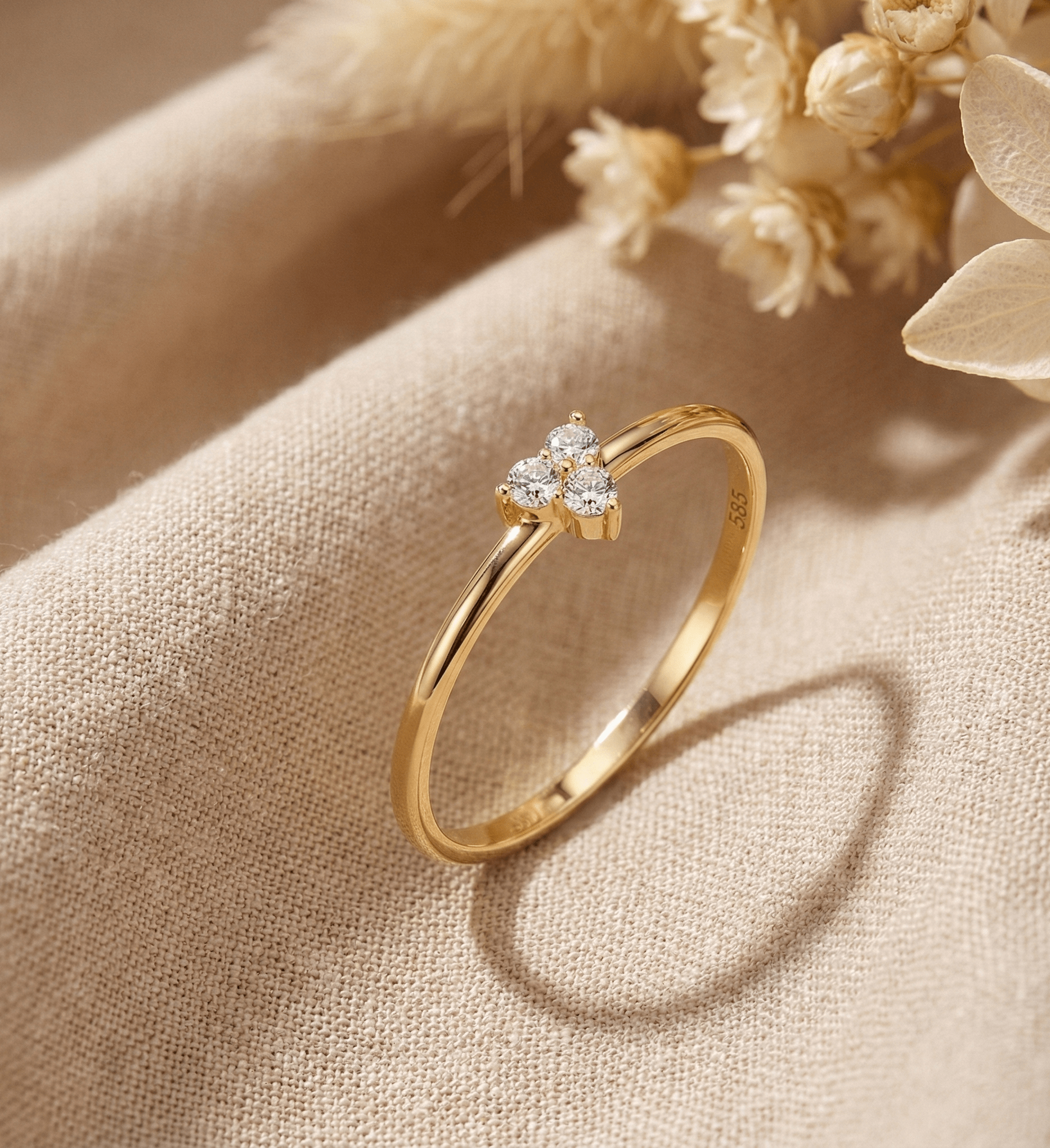 14K Guld Ring för Dam – Elegant Tunn Guldring med Tre Stenar i Delikat Klusterdesign - Noxlookjewelry