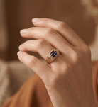 14K Guld Ring med Blå Stenar för Dam – Bred Designring med Gnistrande Detaljer - Noxlookjewelry