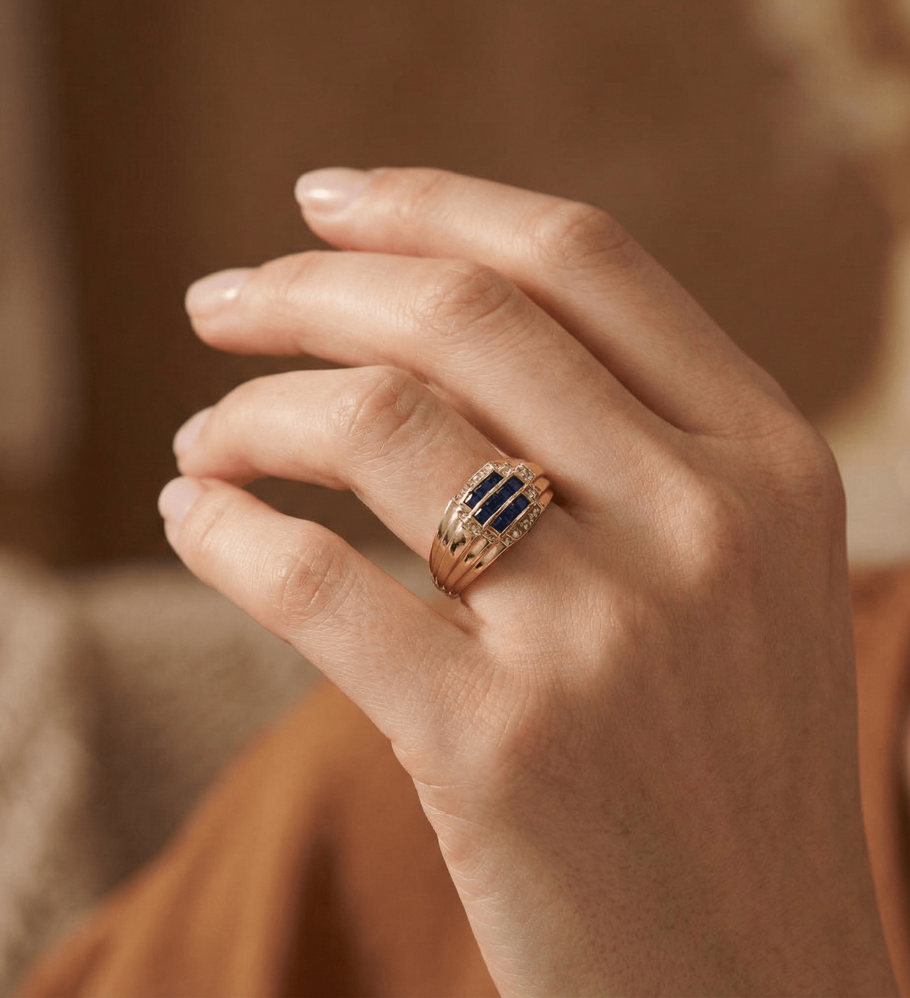14K Guld Ring med Blå Stenar för Dam – Bred Designring med Gnistrande Detaljer - Noxlookjewelry