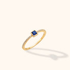 14K Guld Ring med Fyrkantig Blå Sten för Dam – Elegant Tunn Guldring med Pavéband - Noxlookjewelry