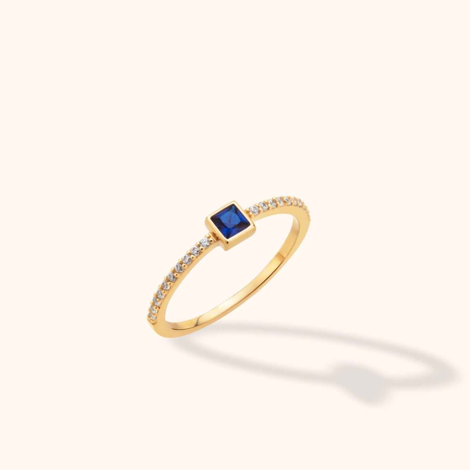 14K Guld Ring med Fyrkantig Blå Sten för Dam – Elegant Tunn Guldring med Pavéband - Noxlookjewelry