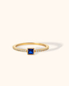 14K Guld Ring med Fyrkantig Blå Sten för Dam – Elegant Tunn Guldring med Pavéband - Noxlookjewelry