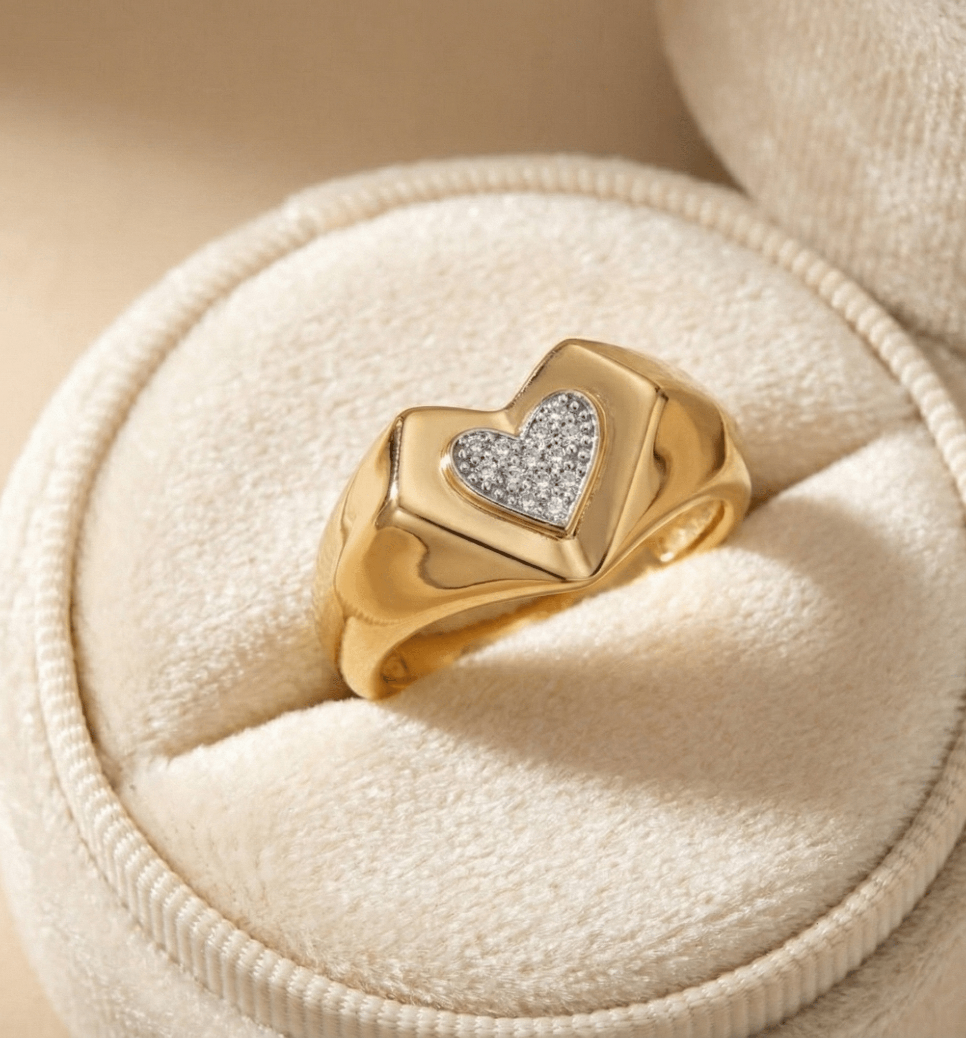 14K Guld Ring med Hjärta och Stenar för Dam – Elegant Signetring i Äkta Guld - Noxlookjewelry