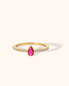 14K Guld Ring med Rosa Sten för Dam – Elegant Tunn Guldring med Gnistrande Stenar - Noxlookjewelry