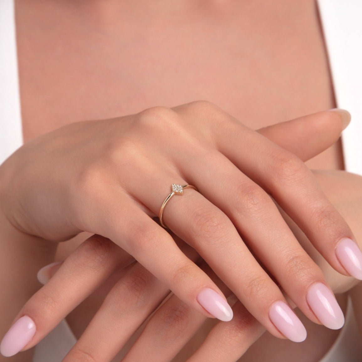 14K Guld Ring med Små Stenar för Dam – Minimalistisk Designring i Äkta Guld - Noxlookjewelry