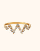 14K Guld Ring med Stenar för Dam – Elegant Tunn Designring med Vågformad Detalj - Noxlookjewelry