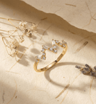 14K Guld Ring med Stenar för Dam – Elegant Tunn Designring med Vågformad Detalj - Noxlookjewelry