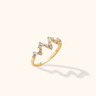 14K Guld Ring med Stenar för Dam – Elegant Tunn Designring med Vågformad Detalj - Noxlookjewelry