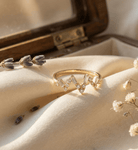 14K Guld Ring med Stenar för Dam – Elegant Tunn Designring med Vågformad Detalj - Noxlookjewelry