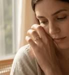 14K Guld Ring med Stenar för Dam – Elegant Tunn Designring med Vågformad Detalj - Noxlookjewelry