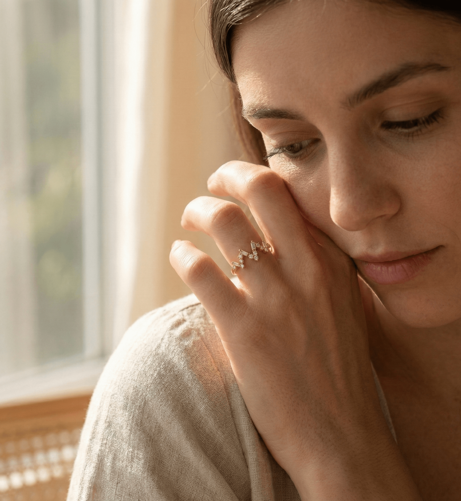 14K Guld Ring med Stenar för Dam – Elegant Tunn Designring med Vågformad Detalj - Noxlookjewelry