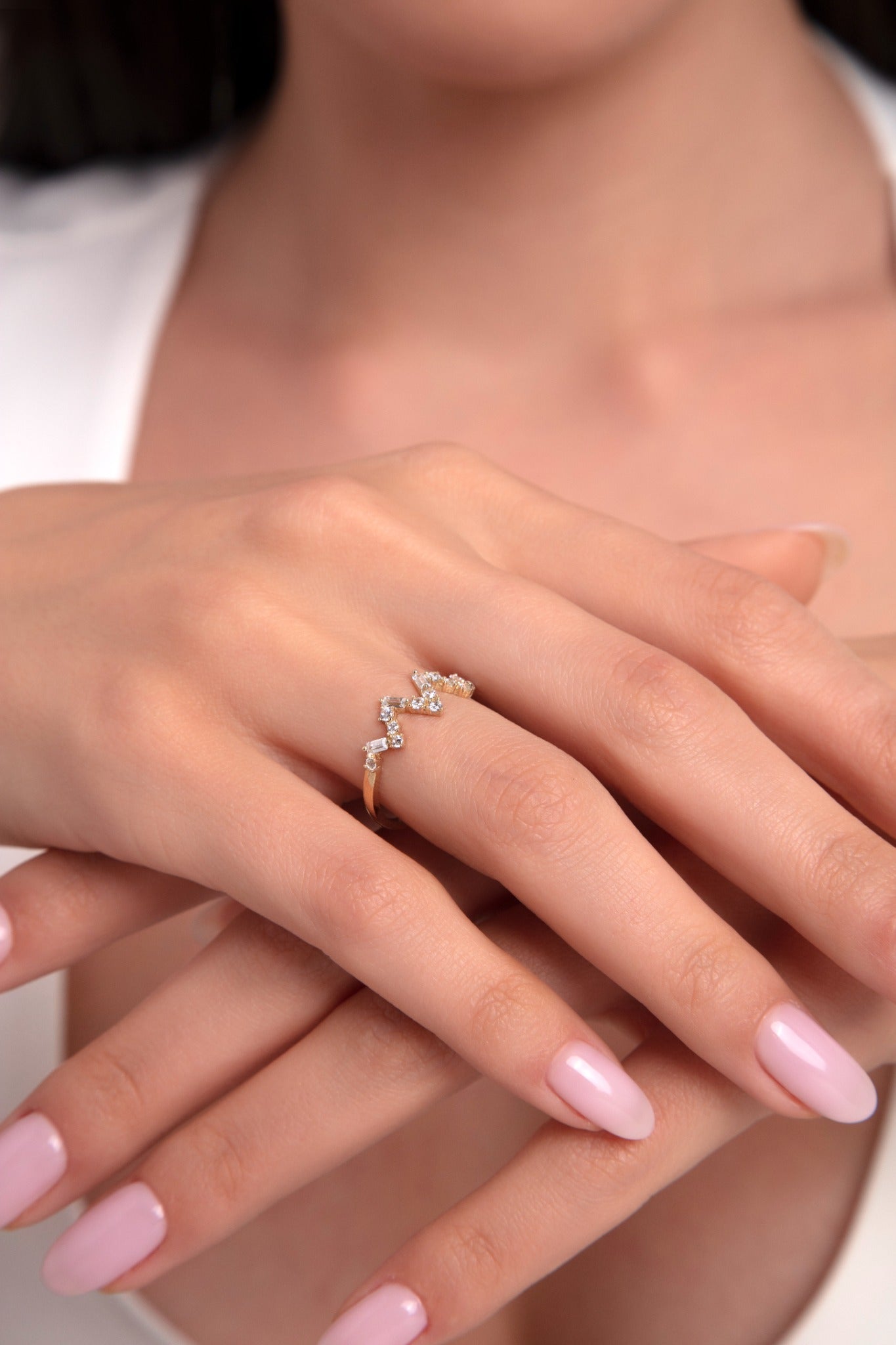 14K Guld Ring med Stenar för Dam – Elegant Tunn Designring med Vågformad Detalj - Noxlookjewelry