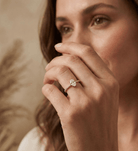 14K Guld Solitärring för Dam – Elegant Guldring med Oval Mittsten och Pavéband - Noxlookjewelry