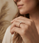 14K Guld Solitärring för Dam – Elegant Guldring med Oval Mittsten och Pavéband - Noxlookjewelry