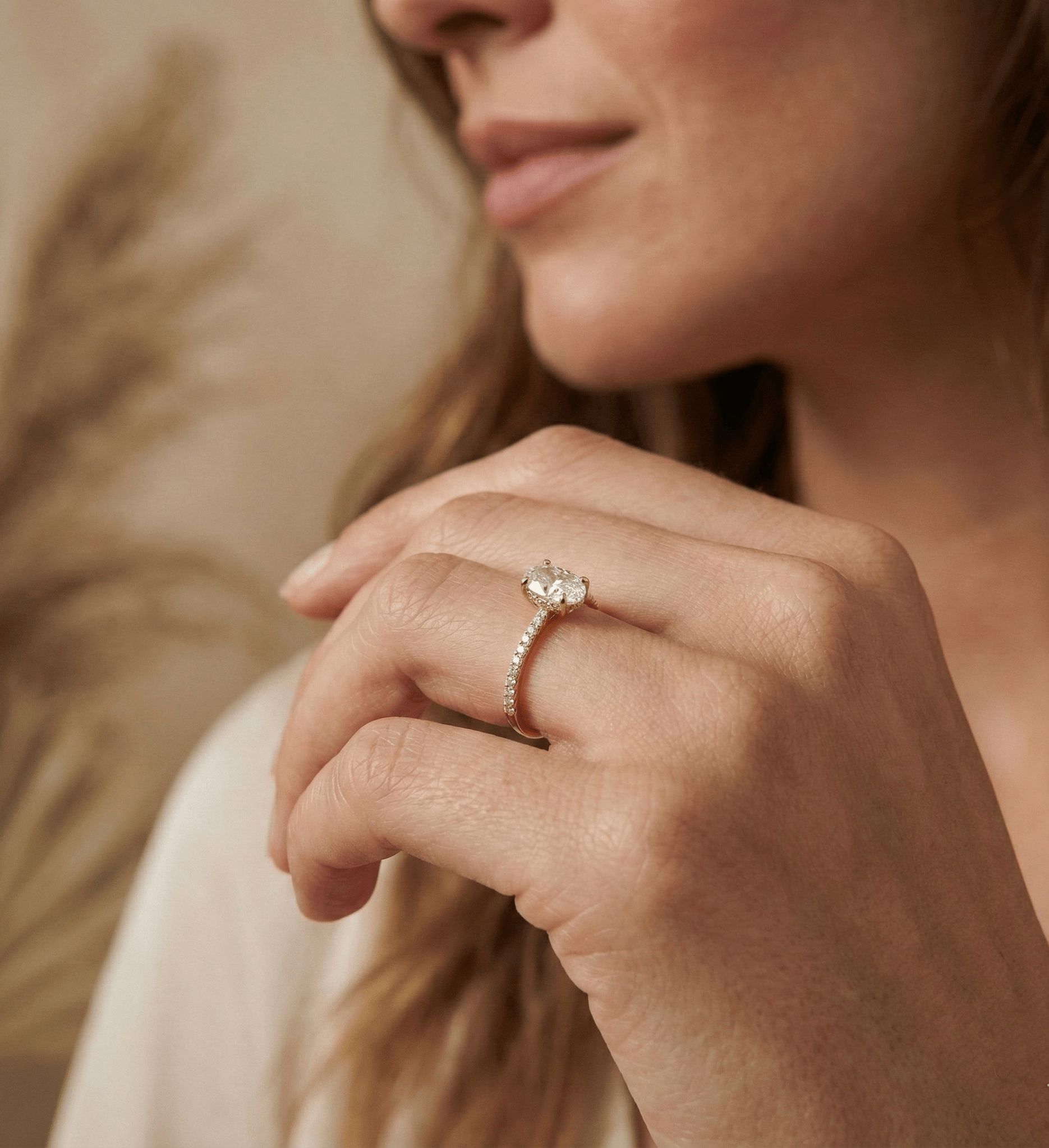 14K Guld Solitärring för Dam – Elegant Guldring med Oval Mittsten och Pavéband - Noxlookjewelry