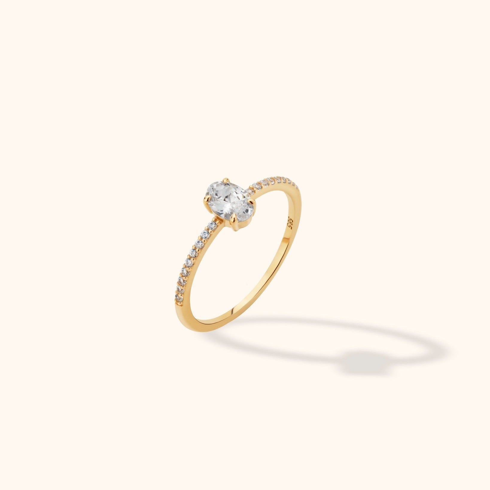 14K Guld Solitärring för Dam – Elegant Guldring med Oval Mittsten och Pavéband - Noxlookjewelry