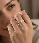 14K Guld Solitärring för Dam – Elegant Guldring med Oval Mittsten och Pavéband - Noxlookjewelry