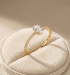 14K Guld Solitärring för Dam – Elegant Guldring med Oval Mittsten och Pavéband - Noxlookjewelry