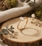 14K Guld Solitärring för Dam – Elegant Guldring med Oval Mittsten och Pavéband - Noxlookjewelry
