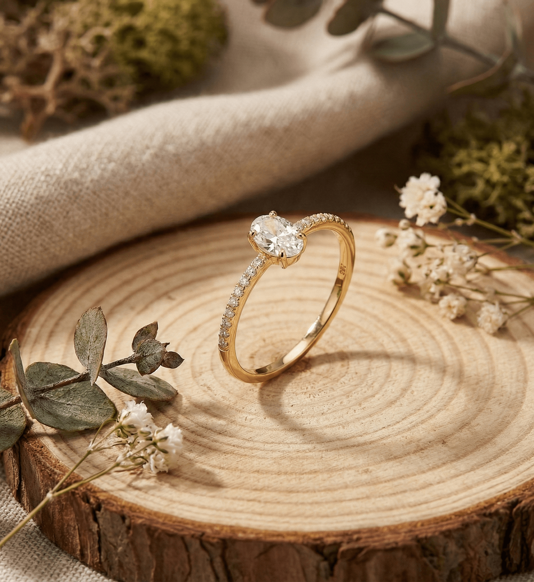 14K Guld Solitärring för Dam – Elegant Guldring med Oval Mittsten och Pavéband - Noxlookjewelry