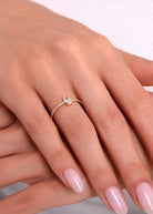 14K Guld Solitärring för Dam – Elegant Guldring med Oval Mittsten och Pavéband - Noxlookjewelry