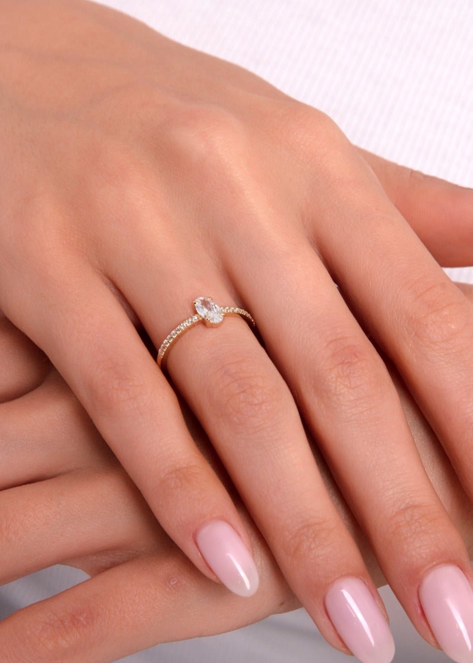 14K Guld Solitärring för Dam – Elegant Guldring med Oval Mittsten och Pavéband - Noxlookjewelry
