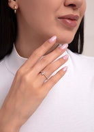 14K Guld Solitärring för Dam – Elegant Guldring med Oval Mittsten och Pavéband - Noxlookjewelry