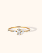 14K Guld Solitärring för Dam – Elegant Guldring med Oval Mittsten och Pavéband - Noxlookjewelry