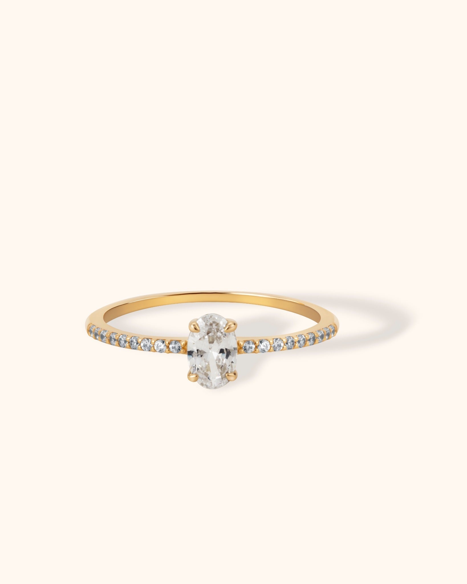 14K Guld Solitärring för Dam – Elegant Guldring med Oval Mittsten och Pavéband - Noxlookjewelry