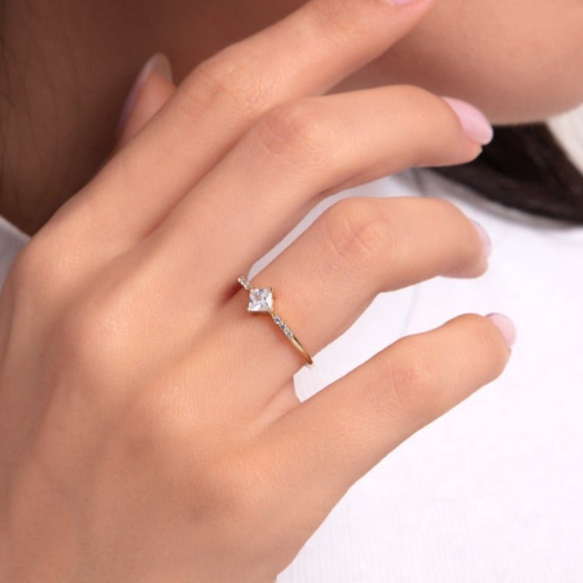 14K Guld Solitärring för Dam – Elegant Ring med Fyrkantig Mittsten - Noxlookjewelry