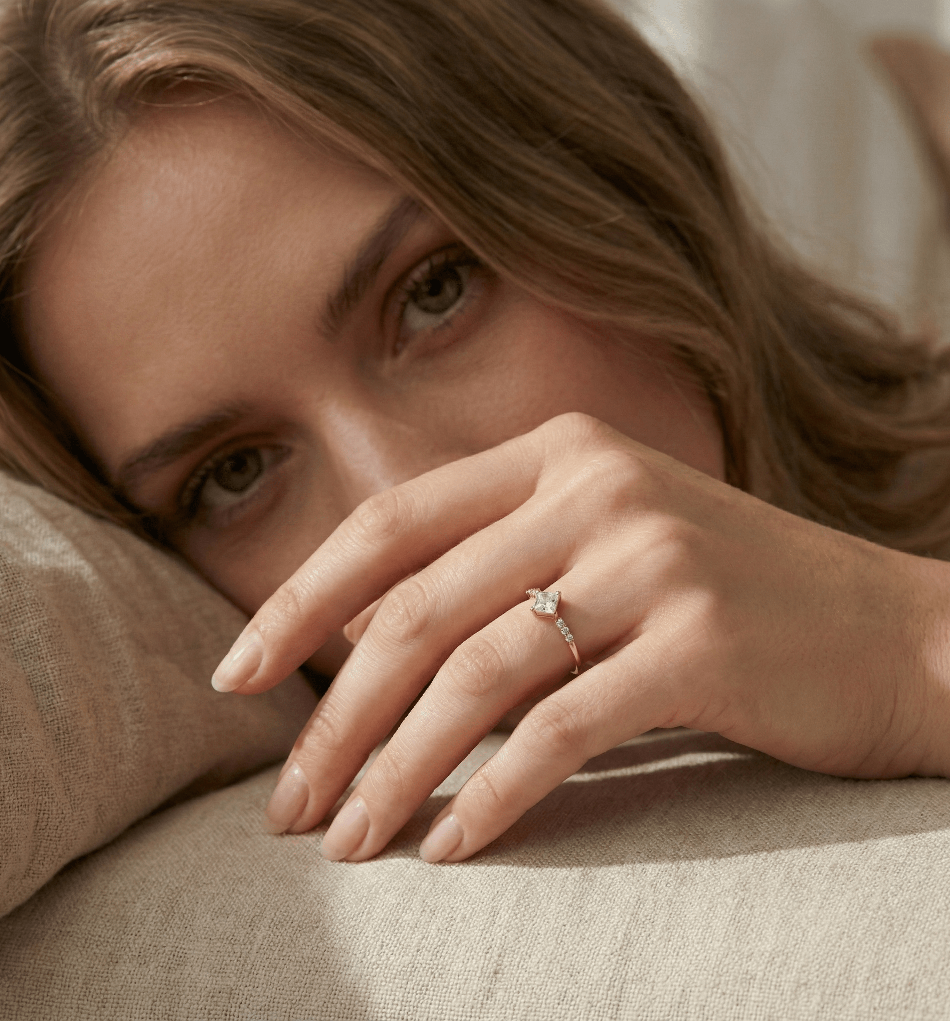 14K Guld Solitärring för Dam – Elegant Ring med Fyrkantig Mittsten - Noxlookjewelry