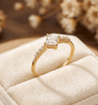 14K Guld Solitärring för Dam – Elegant Ring med Fyrkantig Mittsten - Noxlookjewelry