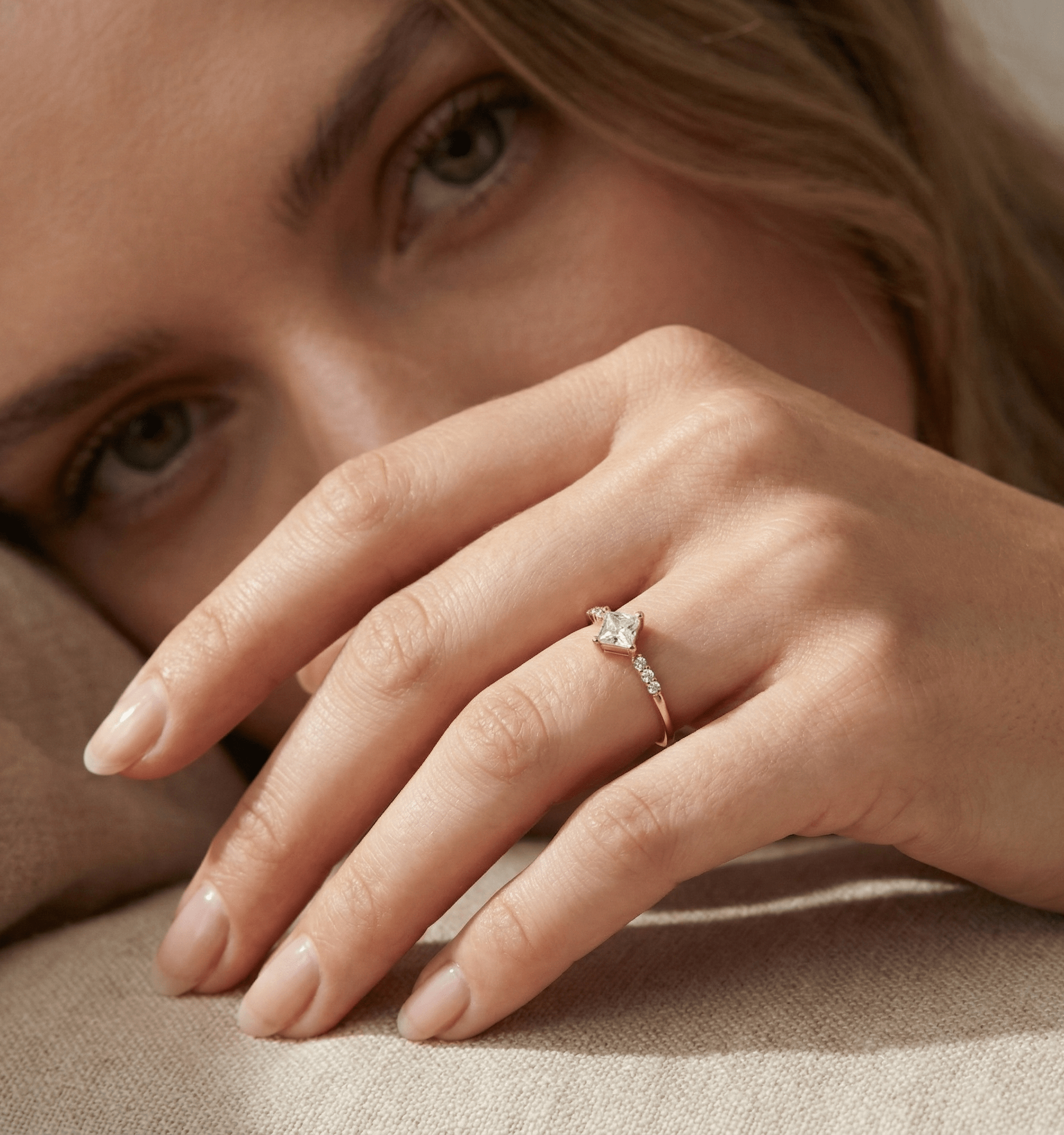 14K Guld Solitärring för Dam – Elegant Ring med Fyrkantig Mittsten - Noxlookjewelry