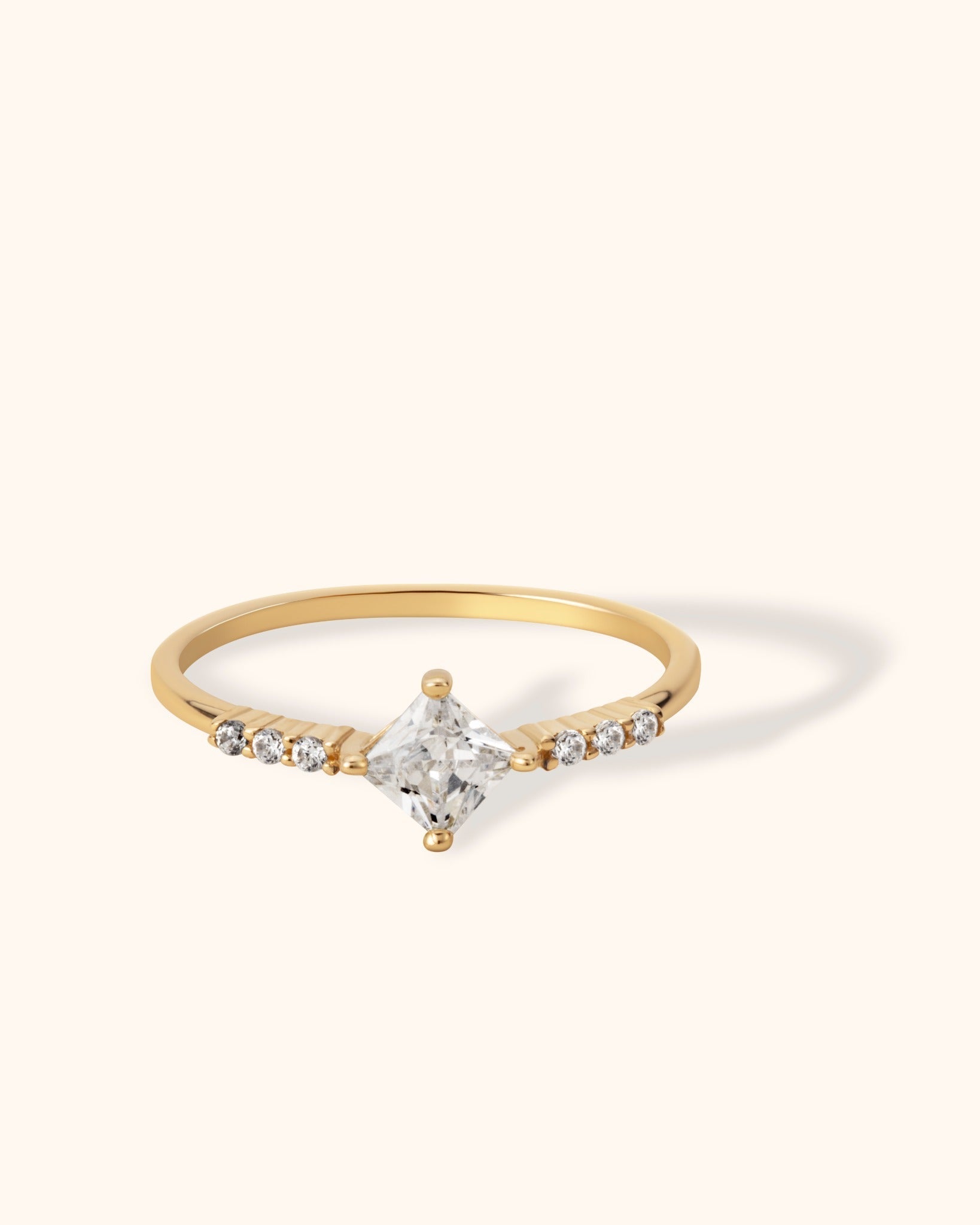 14K Guld Solitärring för Dam – Elegant Ring med Fyrkantig Mittsten - Noxlookjewelry