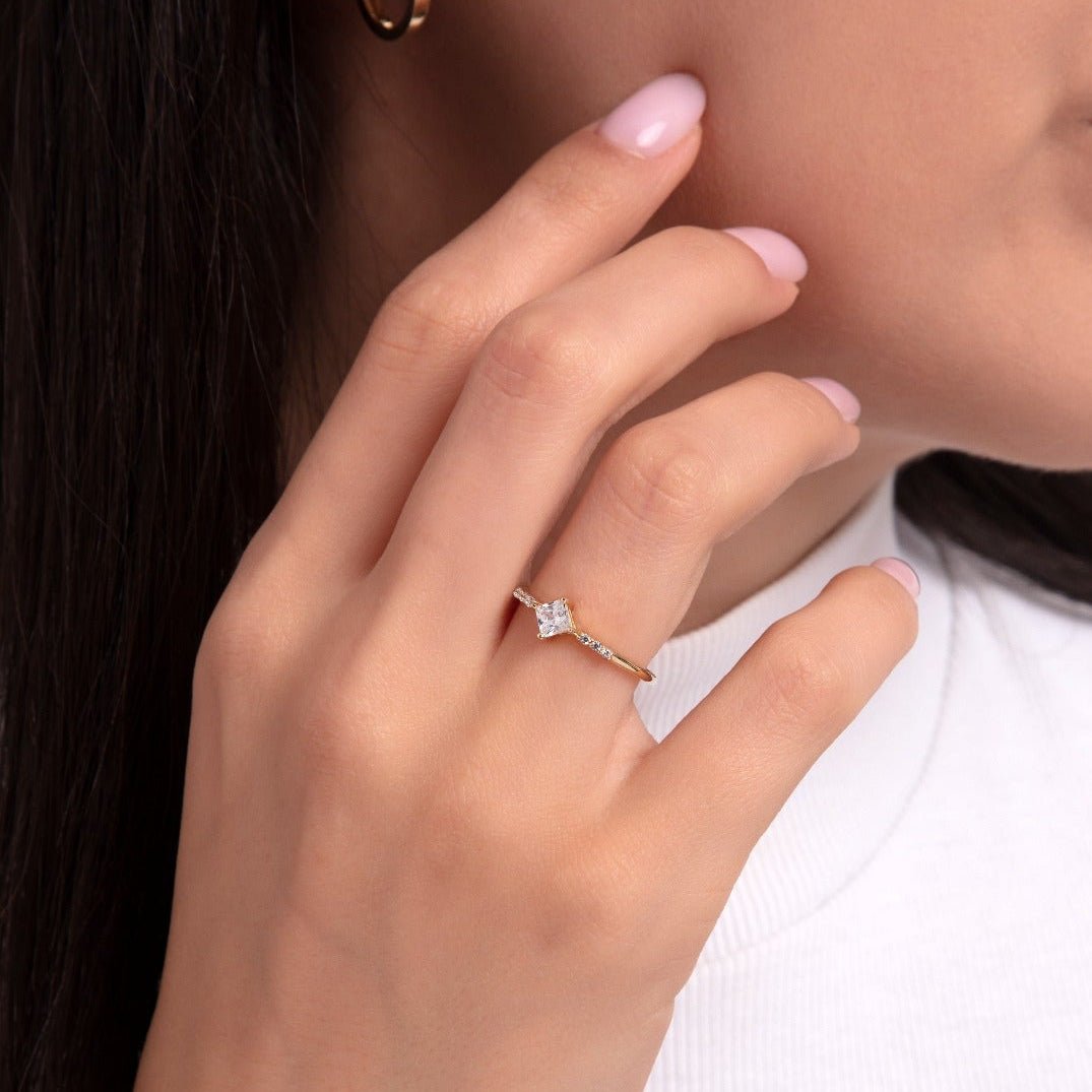 14K Guld Solitärring för Dam – Elegant Ring med Fyrkantig Mittsten - Noxlookjewelry