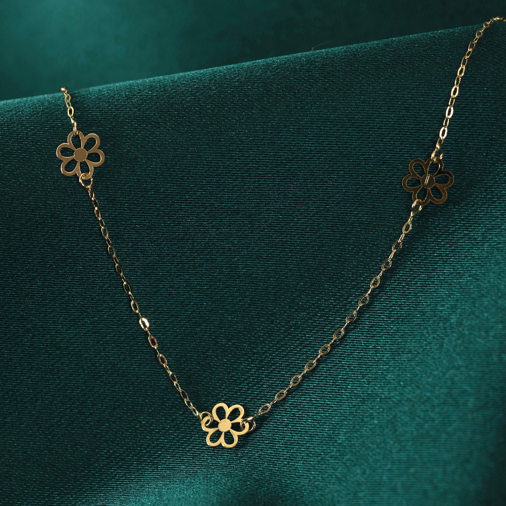 14K Guld Station Halsband med Utskurna Blommor - Elegant Minimalistisk Kedja för Damer - Noxlookjewelry
