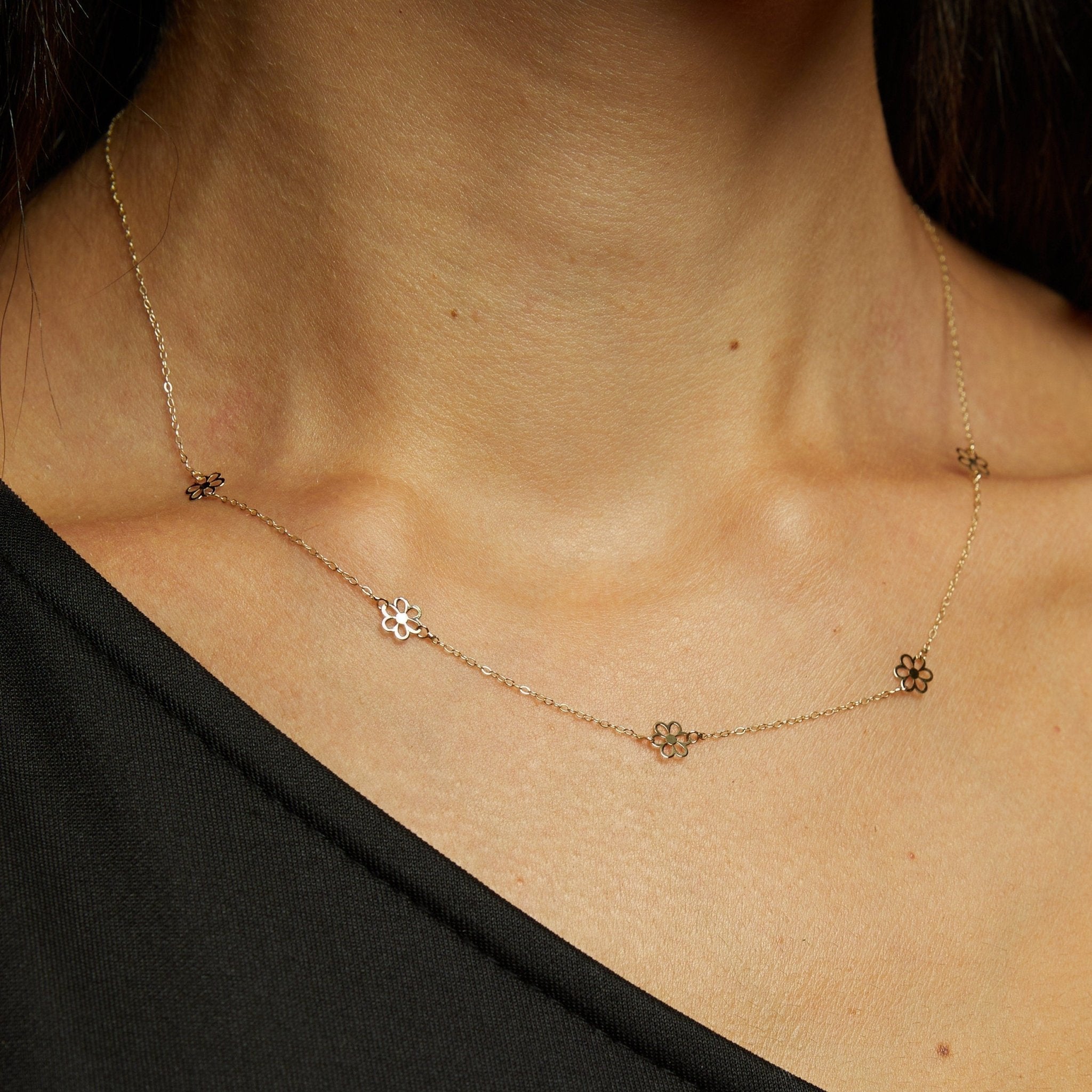 14K Guld Station Halsband med Utskurna Blommor - Elegant Minimalistisk Kedja för Damer - Noxlookjewelry