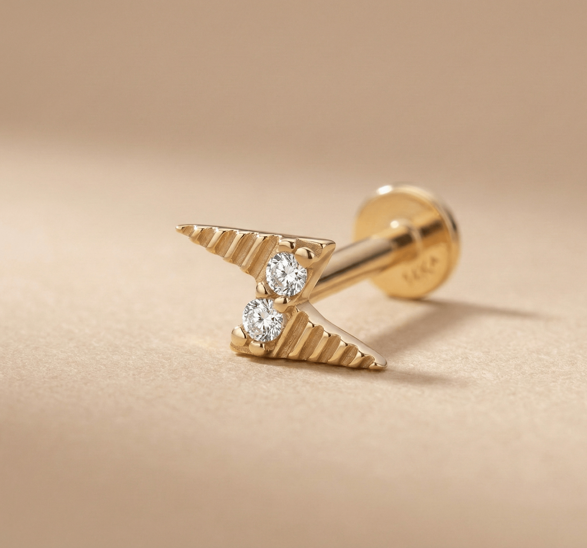 14K Guld Traguspiercing Med Blixtmotiv Och Dubbla Gnistrande Stenar - Noxlookjewelry