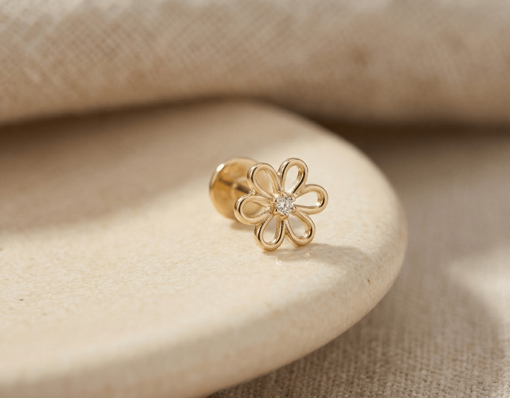 14K Guld Traguspiercing Med Öppen Blomdesign I Elegant Daisy - Stil - Noxlookjewelry