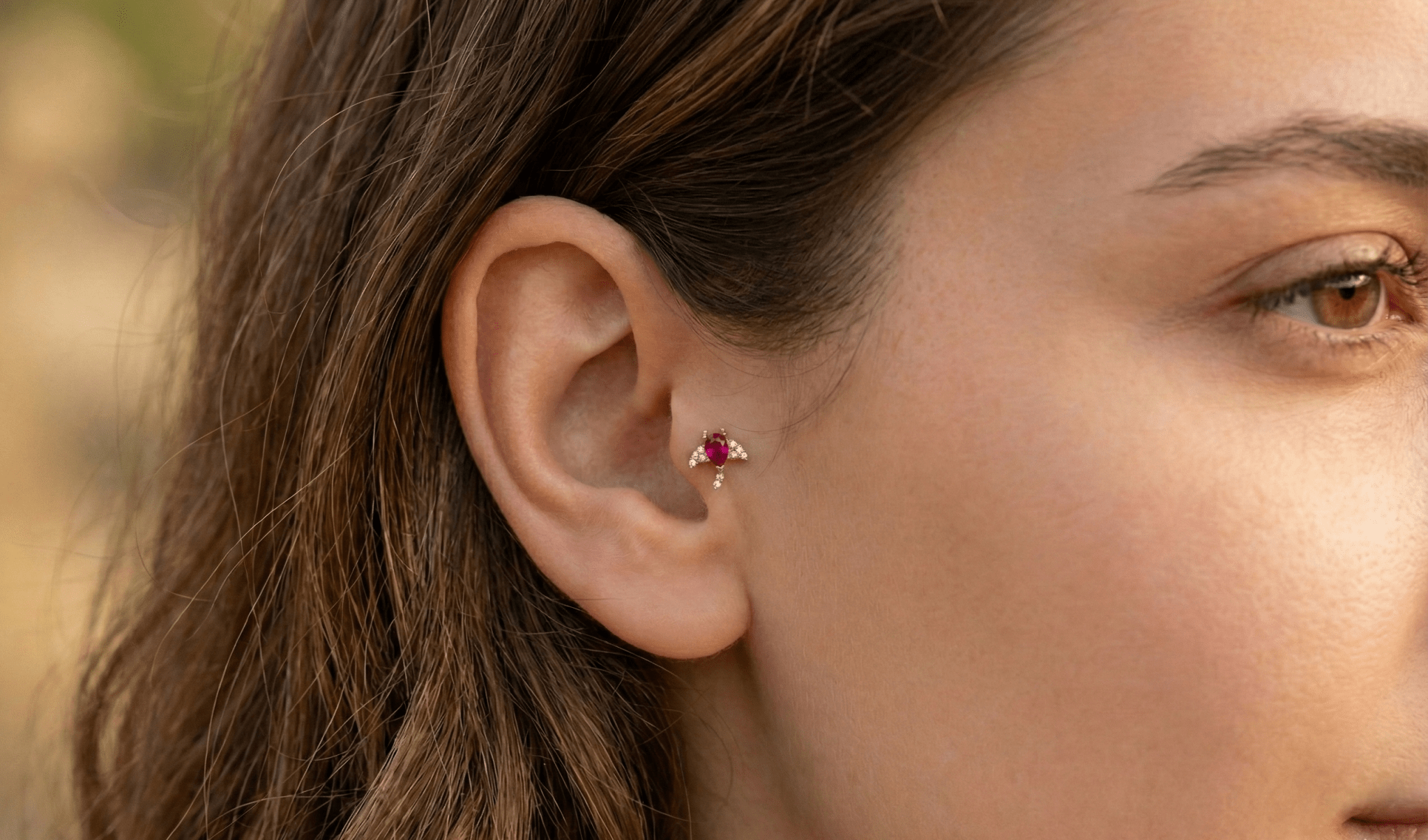 14K Guld Traguspiercing Med Rosa Sten Och Elegant Clusterdesign - Noxlookjewelry