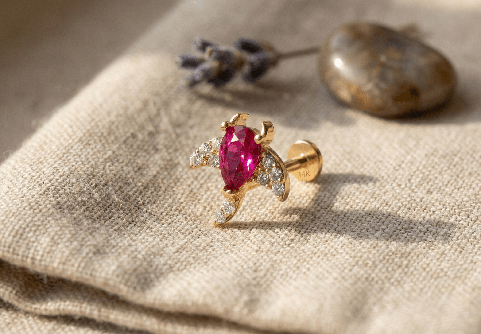 14K Guld Traguspiercing Med Rosa Sten Och Elegant Clusterdesign - Noxlookjewelry