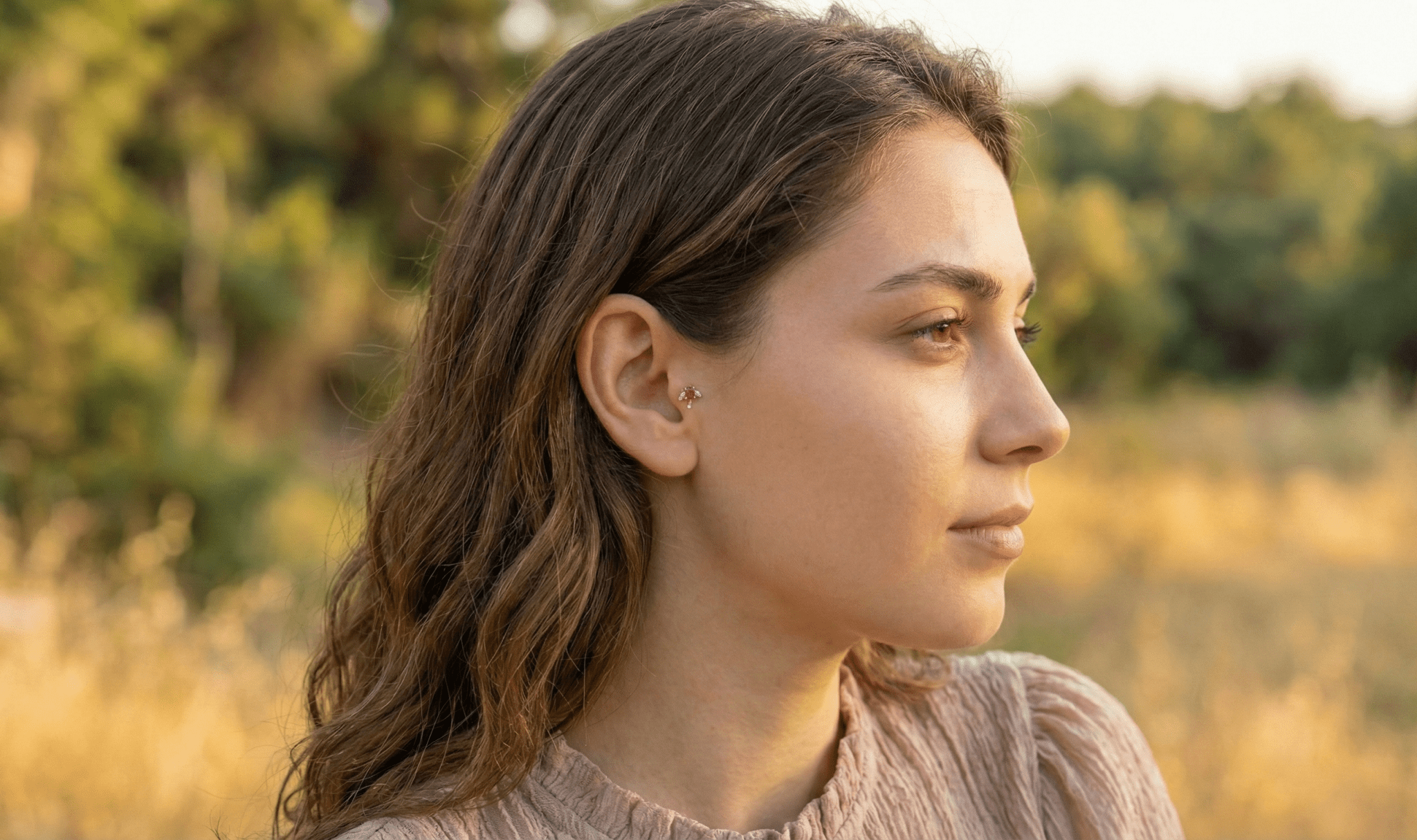 14K Guld Traguspiercing Med Rosa Sten Och Elegant Clusterdesign - Noxlookjewelry