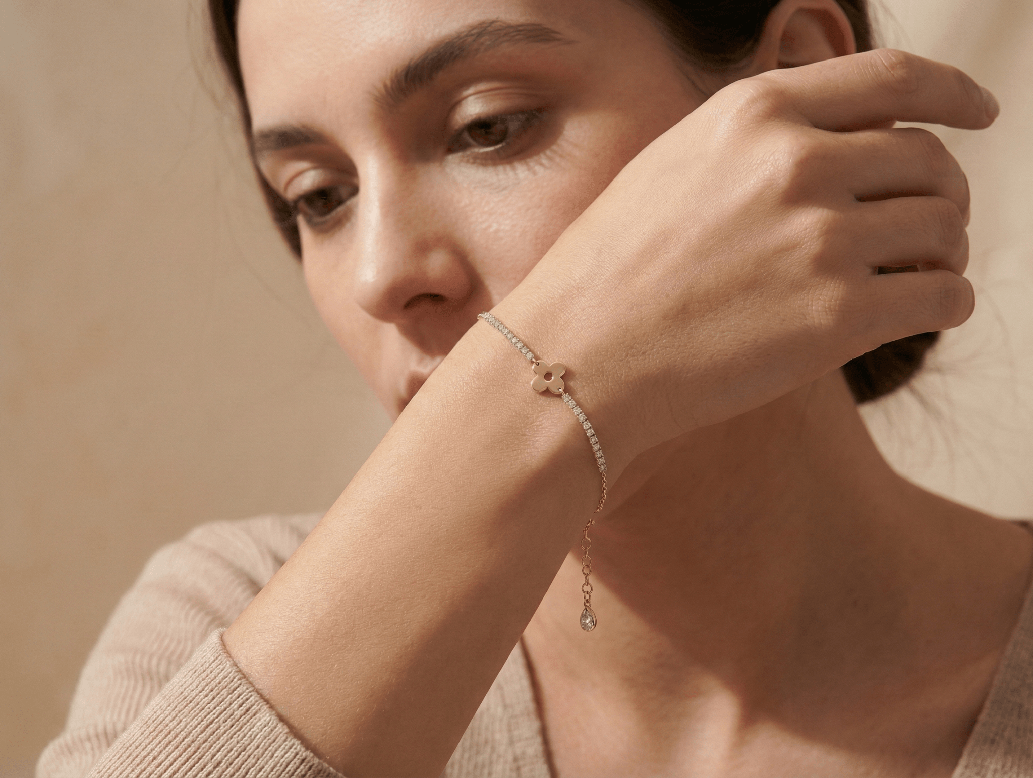 14K Guldarmband Dam Med Blommotiv Och Elegant Minimalistisk Design - Noxlookjewelry