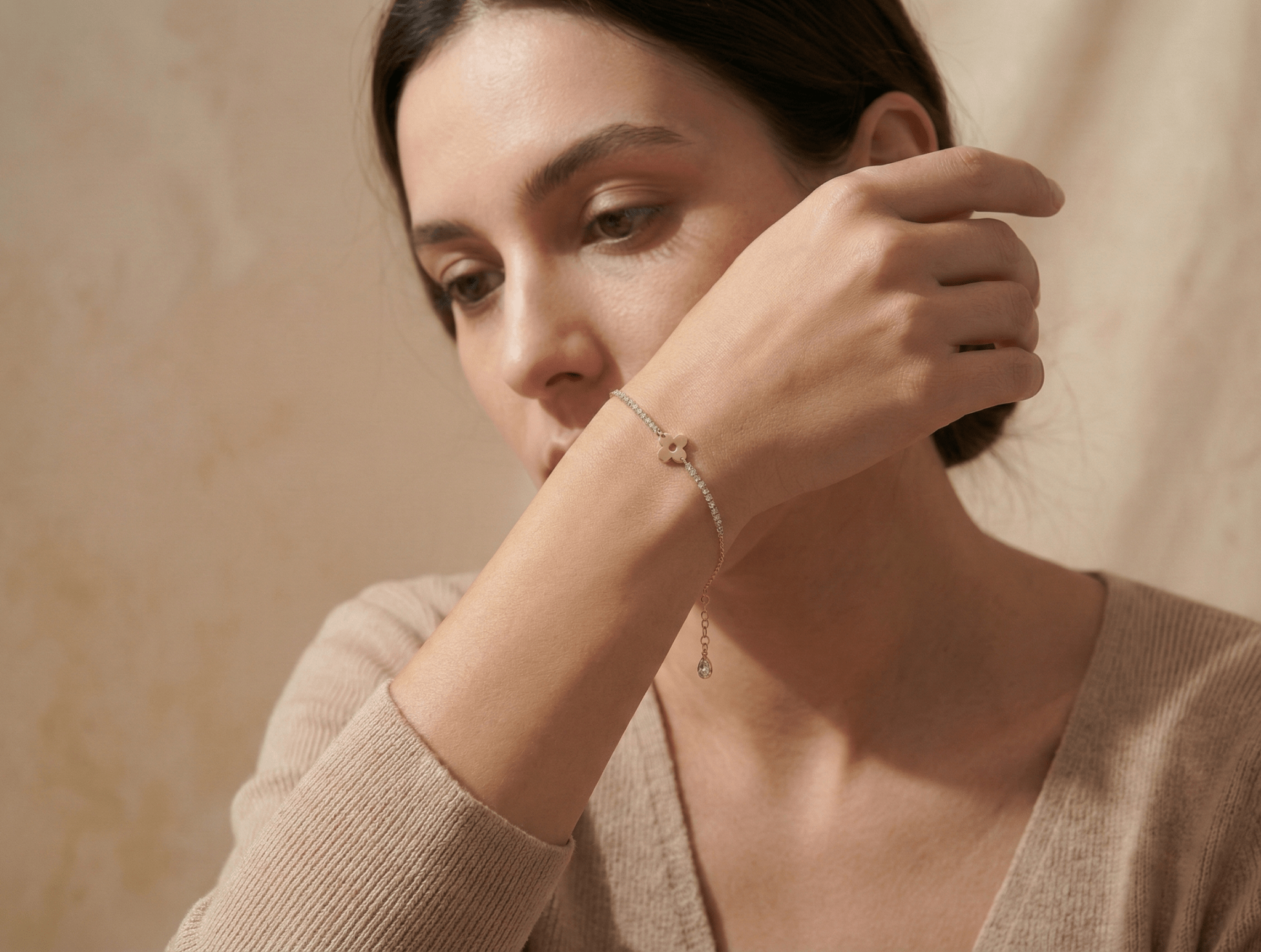 14K Guldarmband Dam Med Blommotiv Och Elegant Minimalistisk Design - Noxlookjewelry