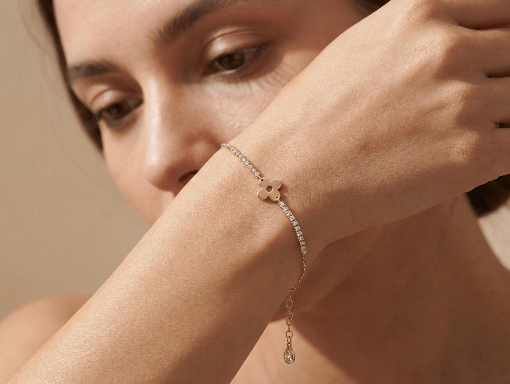 14K Guldarmband Dam Med Blommotiv Och Elegant Minimalistisk Design - Noxlookjewelry